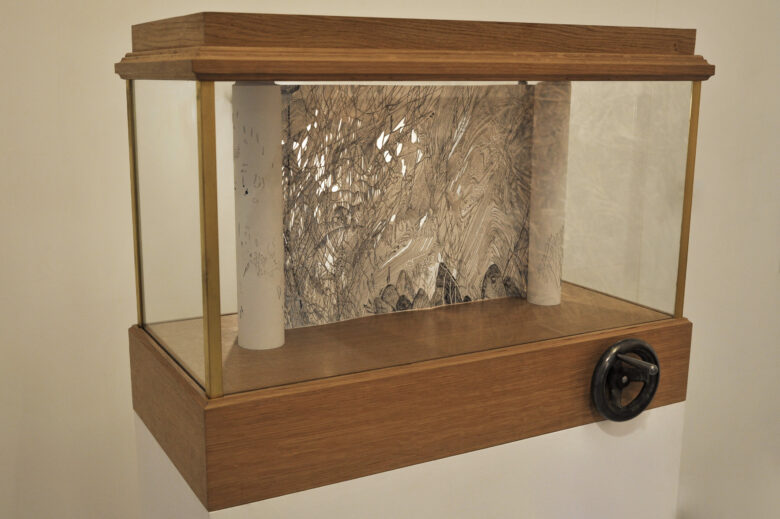 Mine de plomb sur papier, encre sur papier calque, bois, verre, mécanisme / Graphite on paper, ink on tracing paper, wood, glass, mechanism 55 x 75 x 35 cm (21 5/8 x 29 1/2 x 13 3/4 in.)