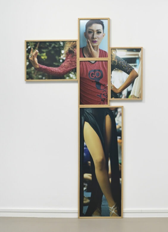 5 tirages argentiques couleur / 5 colour silver prints 208 x 121 x 4,5 cm (81 7/8 x 47 5/8 x 1 3/4 in.) encadré / framed