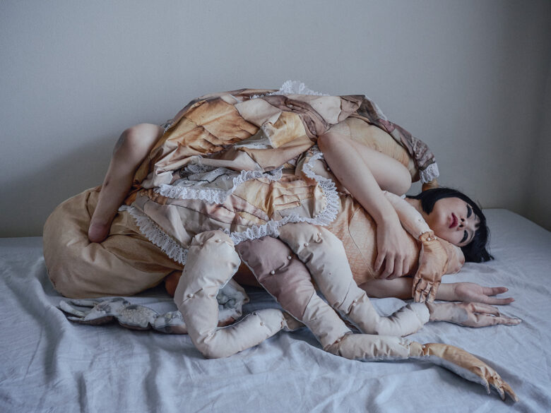 C-print, cadre unique décoré à la main / C-print, uniquely decorated frame 90 x 120 cm (35 3/8 x 47 1/4 in.) 100 x 130 cm (39 3/8 x 51 1/8 in.) encadré / framed Edition de / of 3